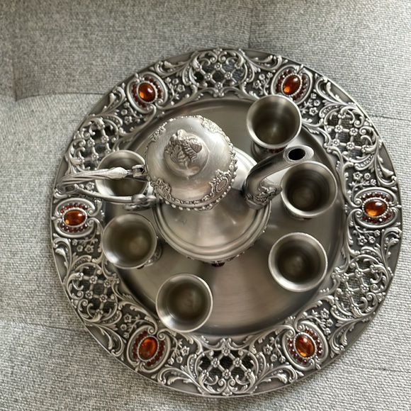 pewter decanter with cups & tray - Picture 4 of 17